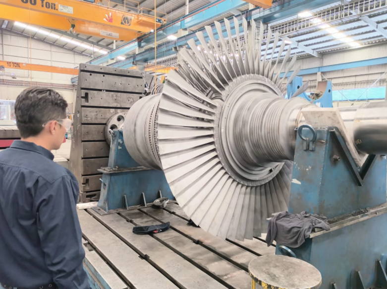 Ingeniero CID Negocios inspeccionando una turbina industrial